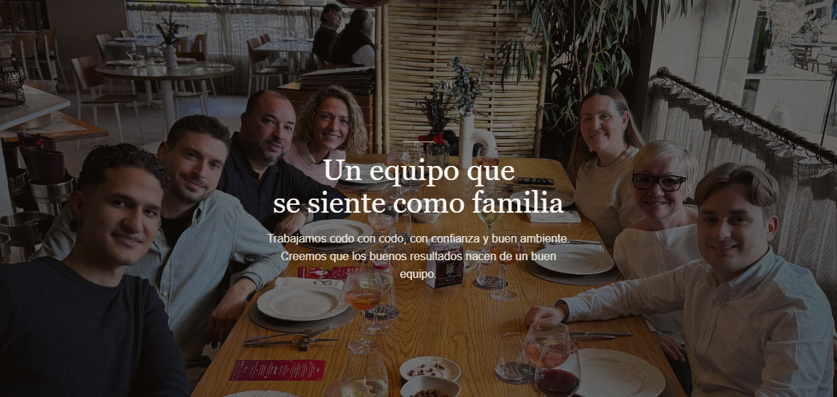 Equipo de Atrato Media reunido en torno a una mesa